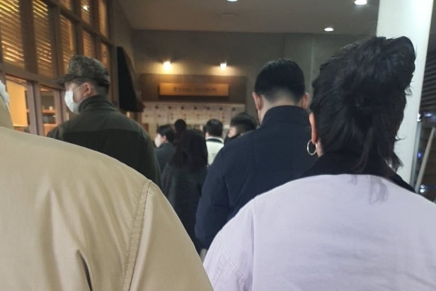 Do I have to stand in line to buy Sungsimdang bread?