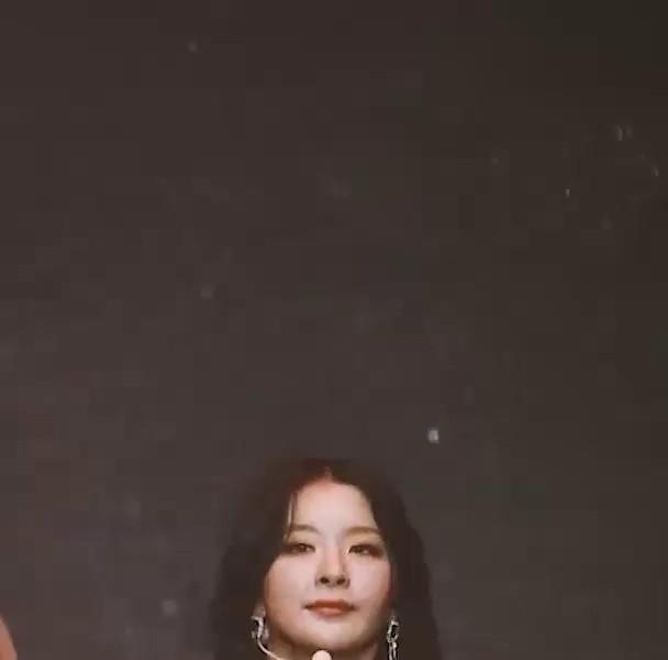 Red Velvet's neat armpit halter neck. God the beat Seulgi.