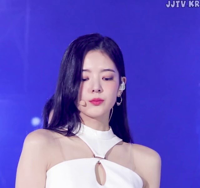 ITZY sleeveless shirt. LIA's shoulders are exposed.