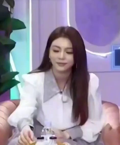 (SOUND)Ailee caught eating bread.