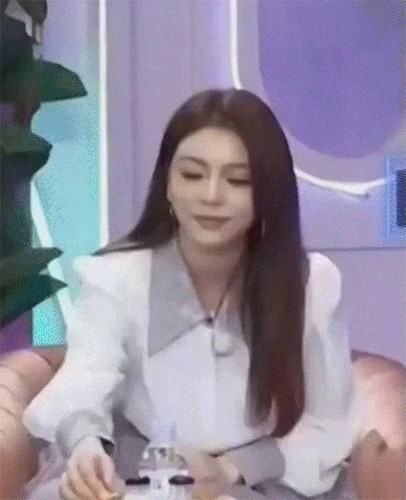 Ailee gif caught eating bread