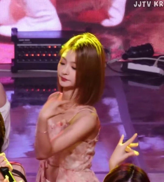 fromis_9's string sleeveless hollow armpit fromis_9's Lee Nagyung