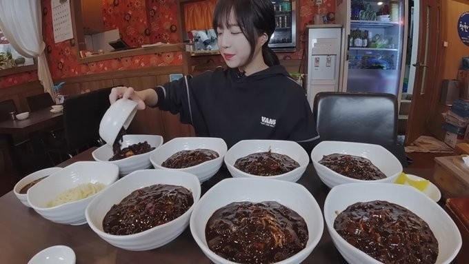 Tzuyang eating 8 bowls of jajangmyeon.jpg