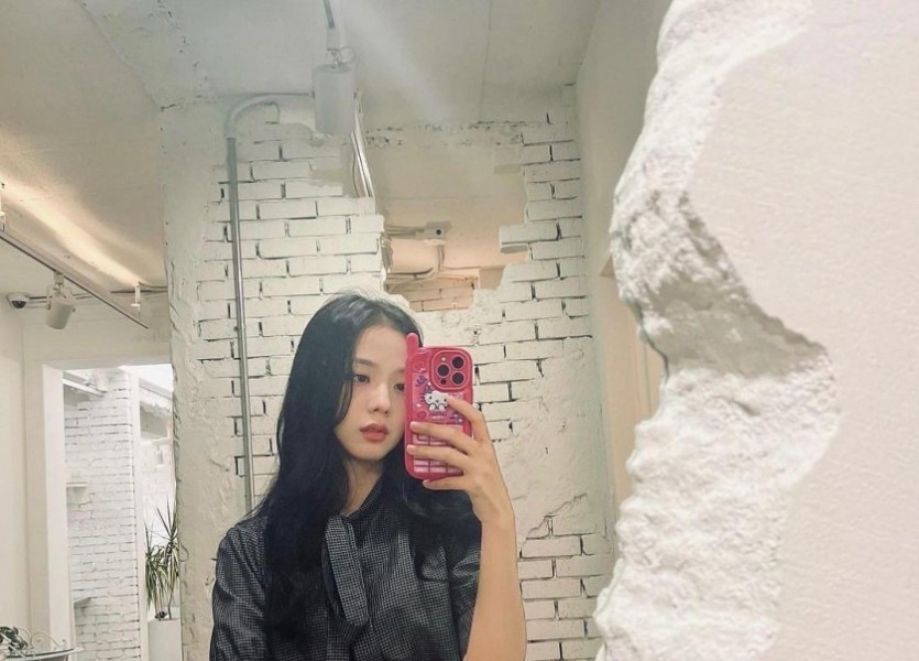 BLACKPINK Jisoo posted a selfie.
