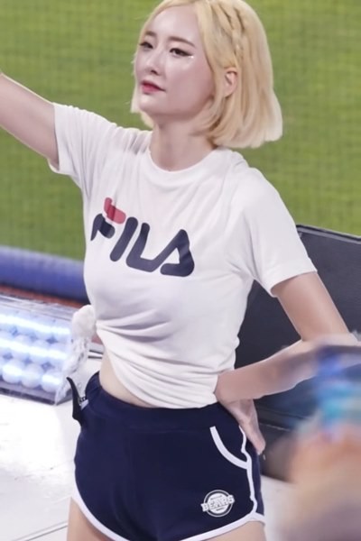 Seo Hyun-sook's cheerleader dolphin pants tied T-shirt