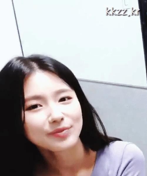 (G)I-DLE's Miyeon who steals the spotlight on V LIVE.