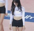 Cheerleader Ahn Jihyun's white close-up cropped T-shirt.