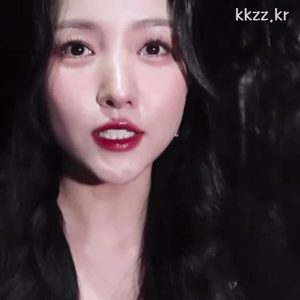 A GIF of Sowon who attended Seoul Music Awards.