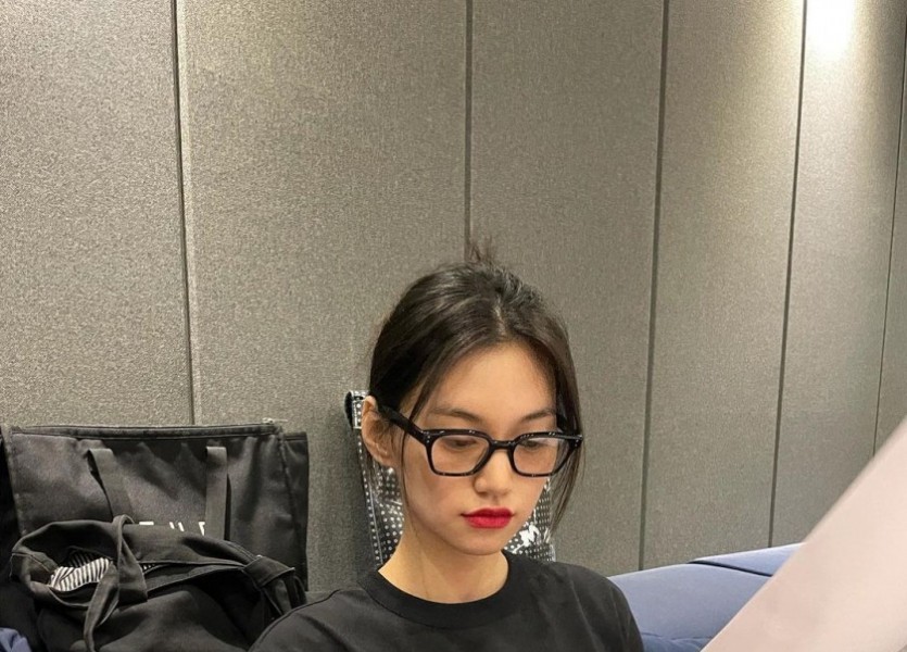 Kim Doyeon's Instagram horn-rimmed glasses.