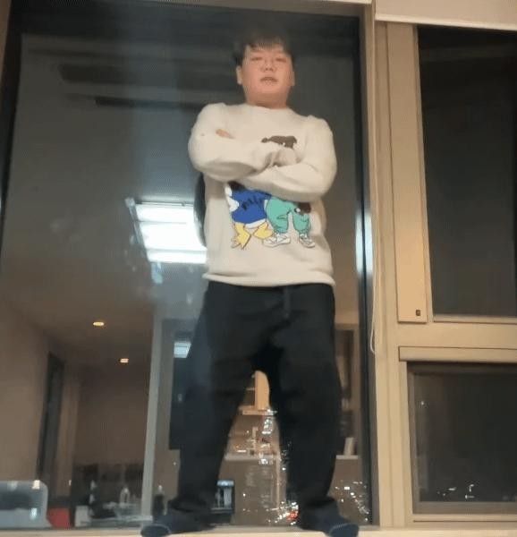 Youtuber dancing to Zero at Han River View Officetel