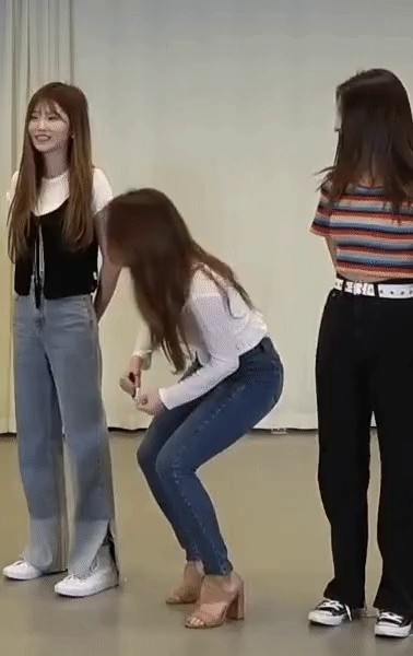 Jiseon of fromis_9 on the back of jeans.