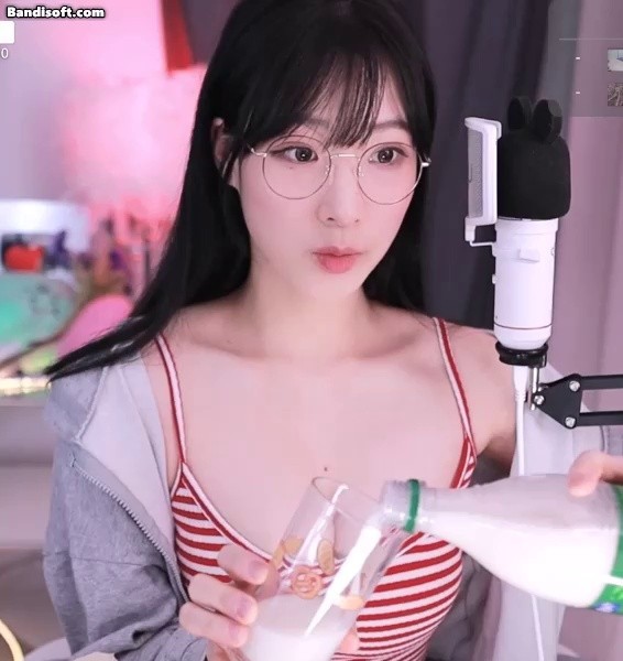 Myungah who drinks makgeolli like milk. Red stripes, sleeveless breastbone.