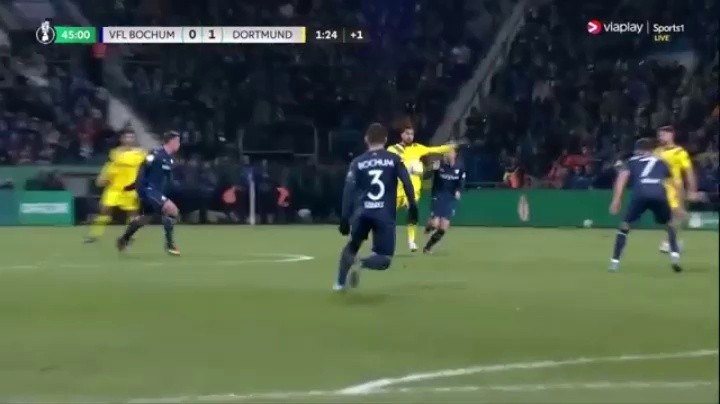 Bochum v Dortmund Emrejan scored the first goal of the half-line. Shaking. Shaking.
