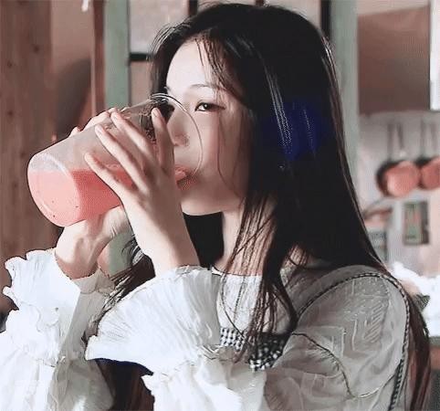 El Sohee drinking strawberry juice.