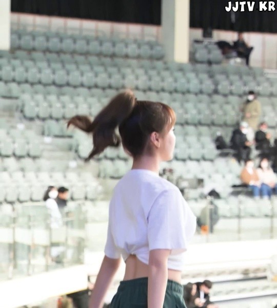 Cheerleader Crop White Tee Jeong Seo-geun Ahn Ji-hyun Cheerleader