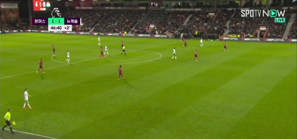(SOUND)Bournemouth vs Newcastle equalizing goal just before the end of the first half Shaking. Shaking.