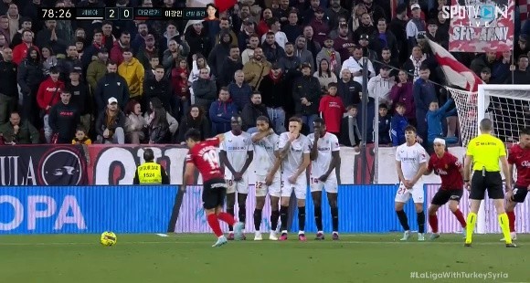 Sevilla vs Mayorcaaaaaaaa Lee Kangin free kick Shaking. Shaking.
