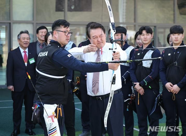 Korea's Archery Is Dangerous. Floating City Shoots an Archery