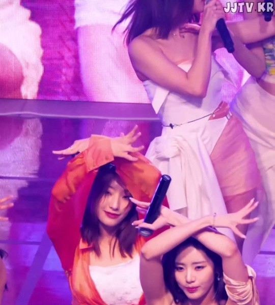 fromis_9 cropped sleeveless white shorts fromis_9 Lee Saerom