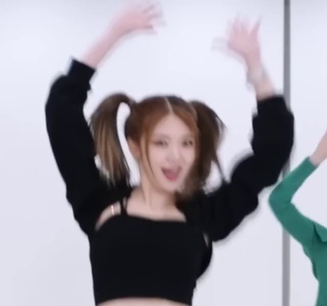 EVERGLOW, pigtails. EVERGLOW is coming.
