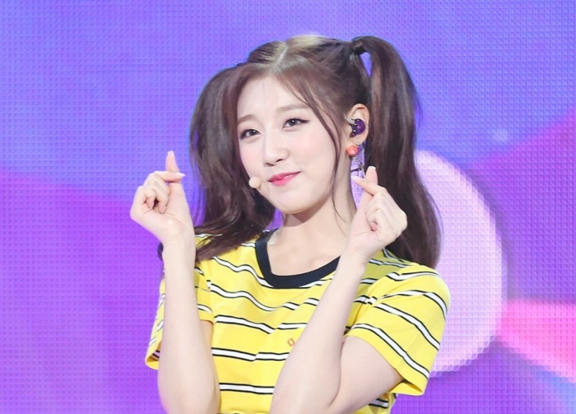 So pretty pigtails. Lovelyz's Jeong Ye-In.