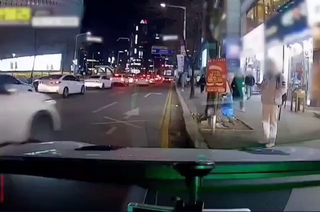(SOUND)A taxi driver who is only kind to my guests.
