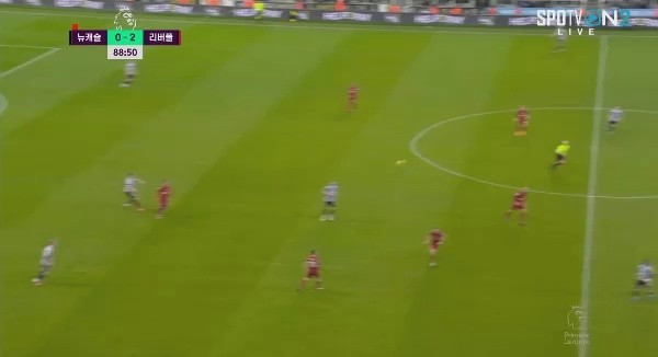 Newcastle vs Liverpool Arnold Cross Jota's Heather, but this doesn't reach Firmino. Shaking. Shaking.