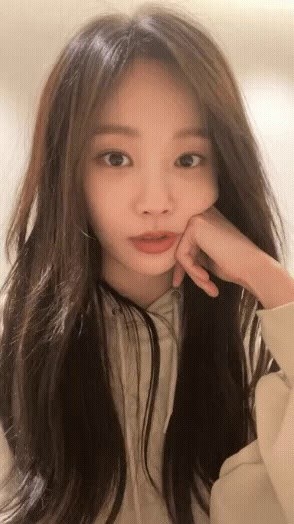 I'm MOMOLAND's Yeonwoo's pretty face on Instagram Live.