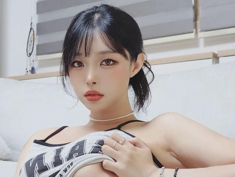 Kim Gap-joo's Instagram with a sleeveless shirt on one side is the best.
