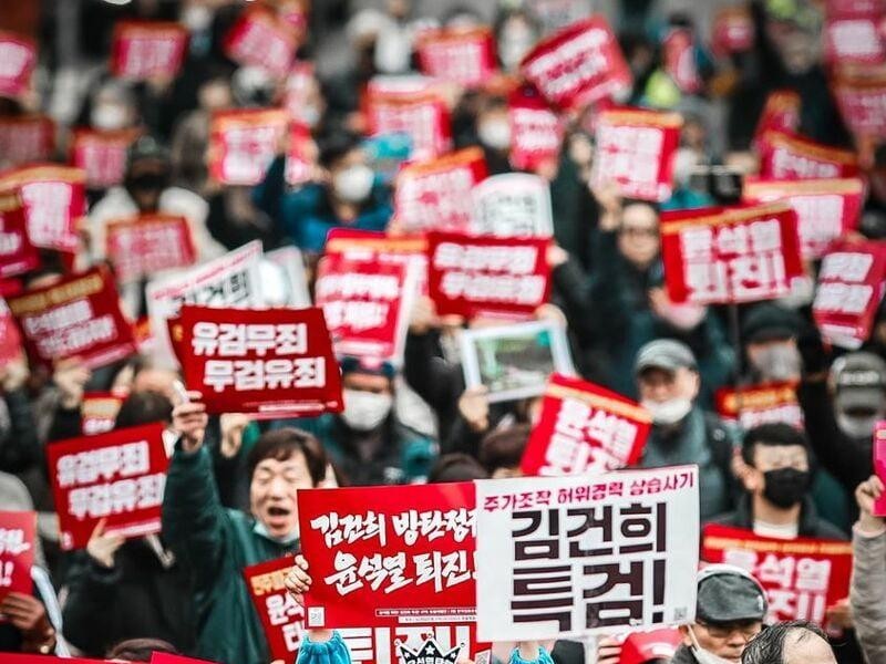 Seoul on Weekend Silent Media Trash