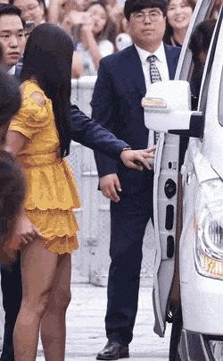 Tzuyu is getting out of the car.