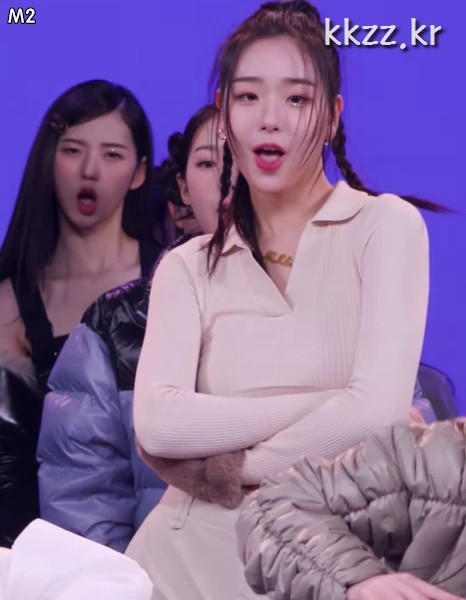 Triple S Kim Chaeyeon, who can see the back of the back.