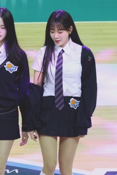 Kim Hanna, cheerleader, New Jin's look. Innocent school uniform.