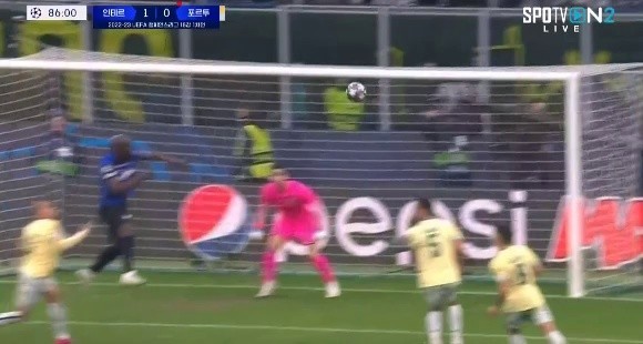 Intervs Porto Inter Lukaku's first goal Shaking. Shaking.
