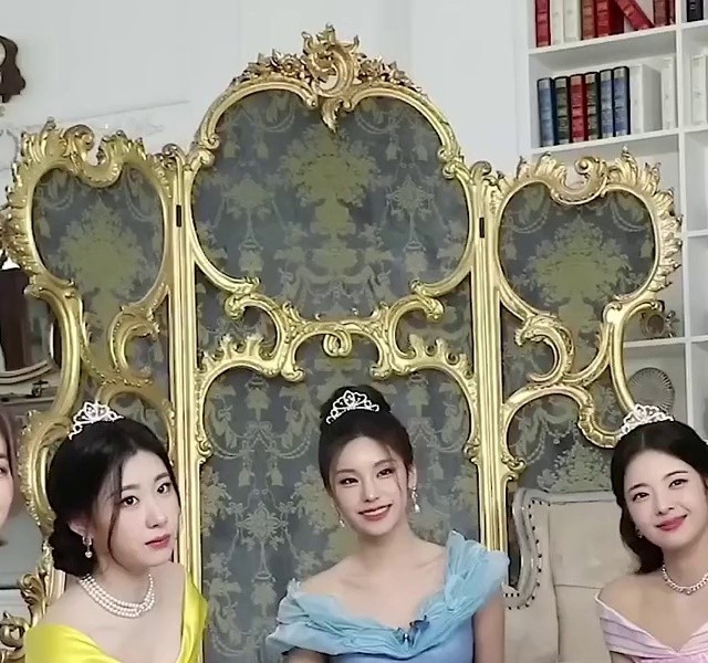 ITZY Disney princess dress, ITZY YEJI.