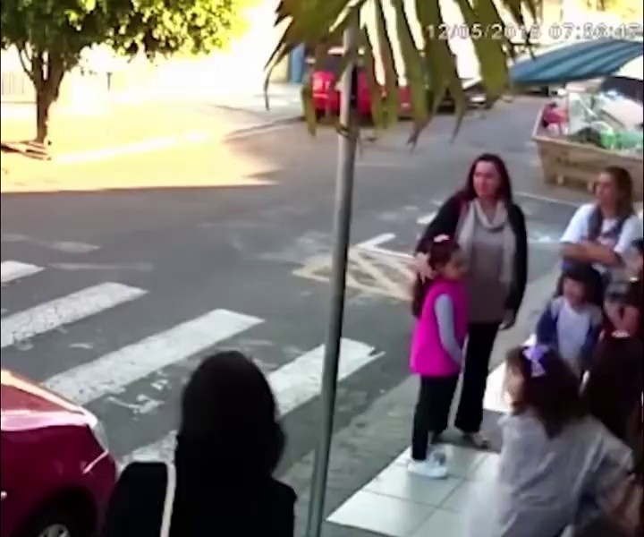 (SOUND)Gun robbery where there's only a woman and a child. gif.