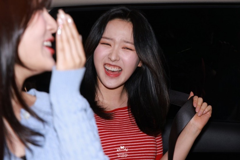 Striped T-shirt. Olivia Hye from LOONA.