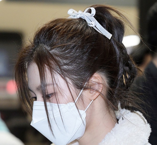 SANA entered the country with her hair tied up.