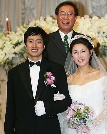 Park Hae-il's wedding photo is legendary.jpg