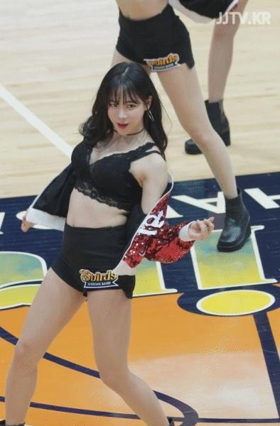 Take off your top, bra-look-exposing cheerleader Kim Han-na...