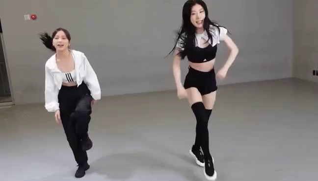 ITZY's Chaeryeong's way of practicing live.
