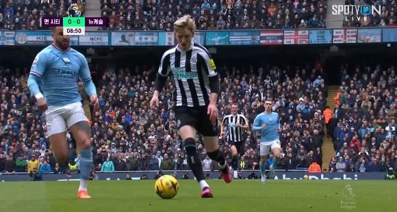 Man City vs Newcastle oh Gordon box doesn't fall but I thought it was Walker's defense lol