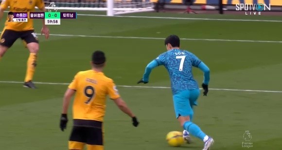 Wolves vs Tottenham Son Heung-min's mid-range shot attempt, diving catching.