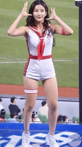You're so pretty. Kim Jinah is the cheerleader.
