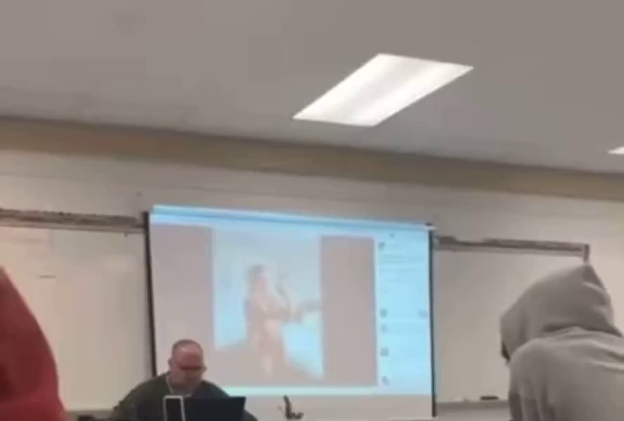 (SOUND)OOH teacher forgot to disconnect to personal phone projector.