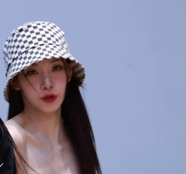 Other off-shoulder bucket hats Triple S Kim Nagyung
