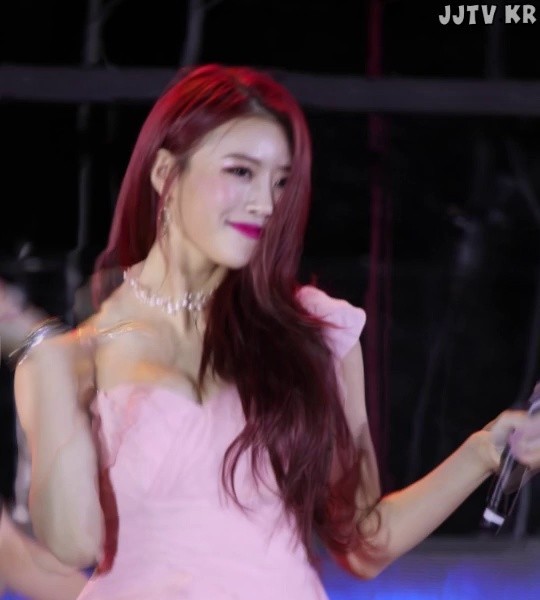 Lovelyz's pink off-shoulder mid dribble Lovelyz's Mi-Joo.