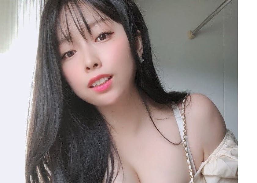 Former gravure model Siina Kira, who retired after marriage.