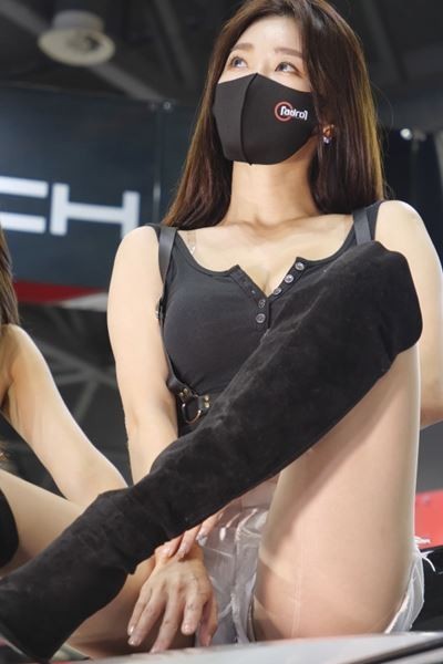 Racing model Jin Yu-ri unpacked button breastbone hot pants wide open.