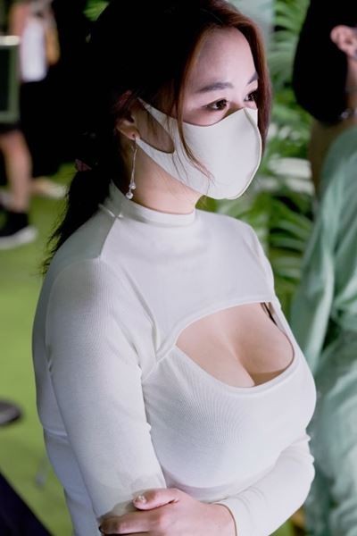 The breastbone racing model In Sohee, who can see the veins from up close.